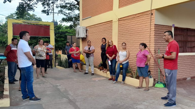 El director de la Escuela San Francisco de Asís, y el intendente de San Antonio de San Antonio, Richard Ocampos y Santiago Aguilera, respectivamente, dialogan con los padres sobre el almuerzo escolar y la doble escolaridad.