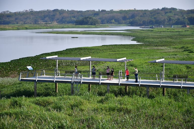 Un muelle para observar el lago Itaipú. 