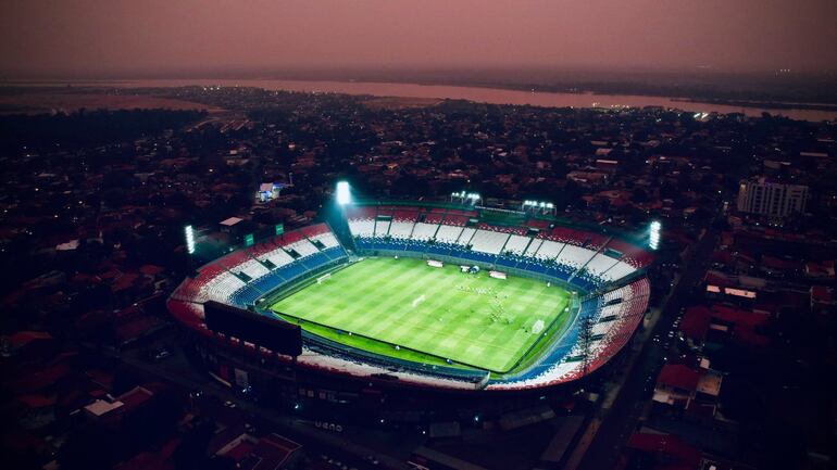 Vista aérea del estadio Defensores del Chaco durante el entrenamiento de la selección de Colombia en la víspera del partido frente a Paraguay por las Eliminatorias Sudamericanas 2026.