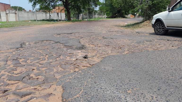 En estas condiciones se encuentra la avenida Pai Américo Ferreira desde hace ya más de tres años.