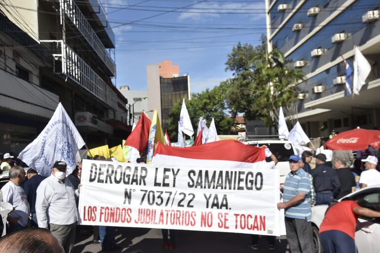 Asegurados del IPS se manifestaron esta mañana frente a la sede de la caja central.