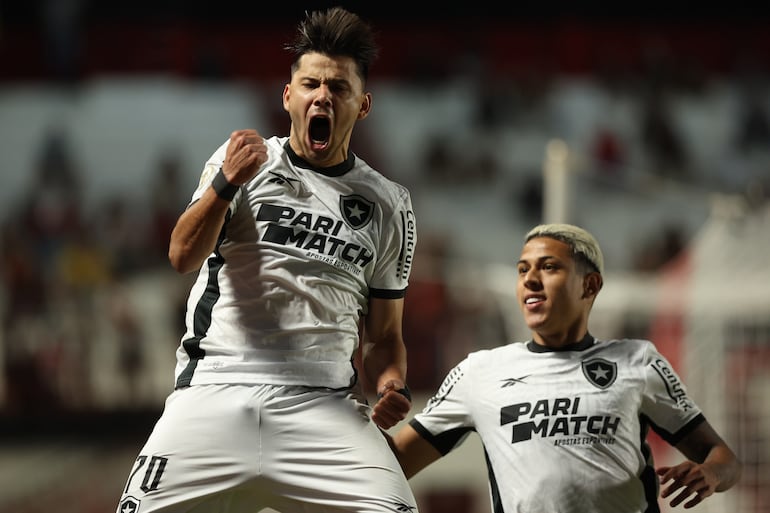 Óscar Romero salta y festeja con los puños cerrados su primer gol con la casaca del Botafogo, que recuperó el liderato en el Brasileirao. (Foto gentileza de Botafogo).