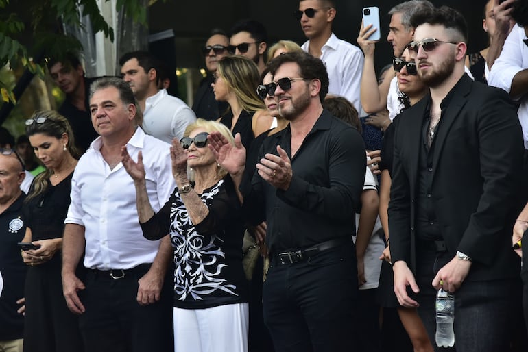 Los familiares de Osvaldo Domínguez Dibb en el velatorio del ex presidente de Olimpia en el Salón Blanco del estadio Manuel Ferreira, en Asunción.