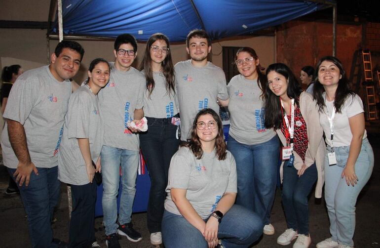 El equipo de voluntarios trabajó intensamente para el evento que contó con presencia masiva.