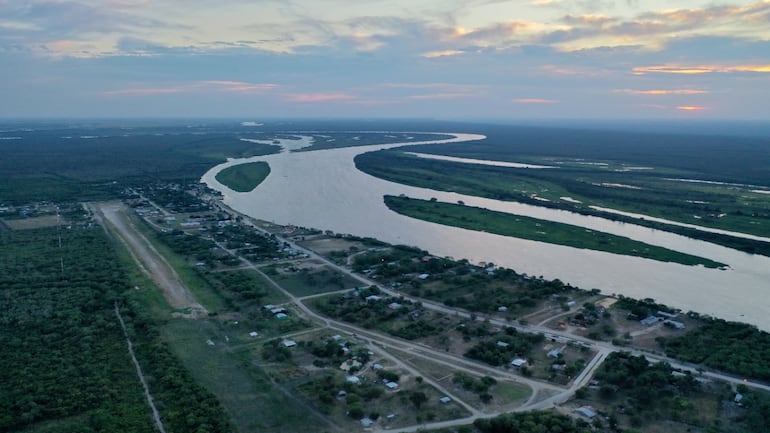 Bahía Negra se encuentra a orillas del río Paraguay, en pleno Pantanal. El municipio busca prepararse para el ingreso del asfaltado.