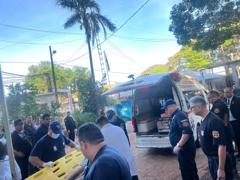 Bomberos voluntarios llegaron hasta el establecimiento penitenciario para trasladar al herido.