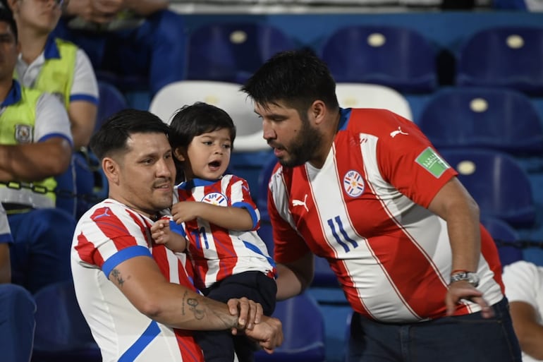 Los hinchas paraguayos en el estadio Defensores del Chaco en la previa del partido frente a Venezuela por las Eliminatorias Sudamericanas 2026.