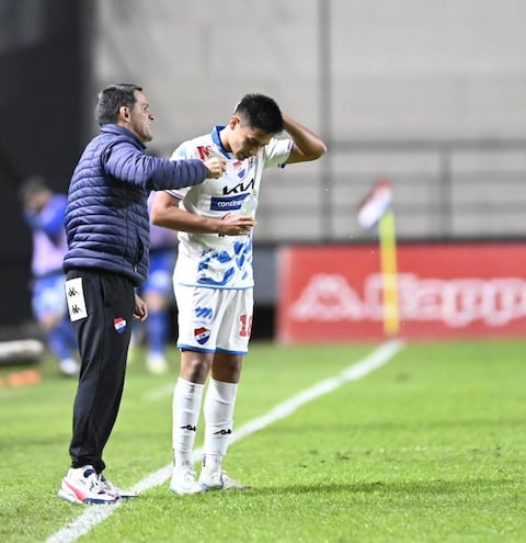 El entrenador de Nacional, Víctor Bernay conversa con el jugador Sabastián Quintana.