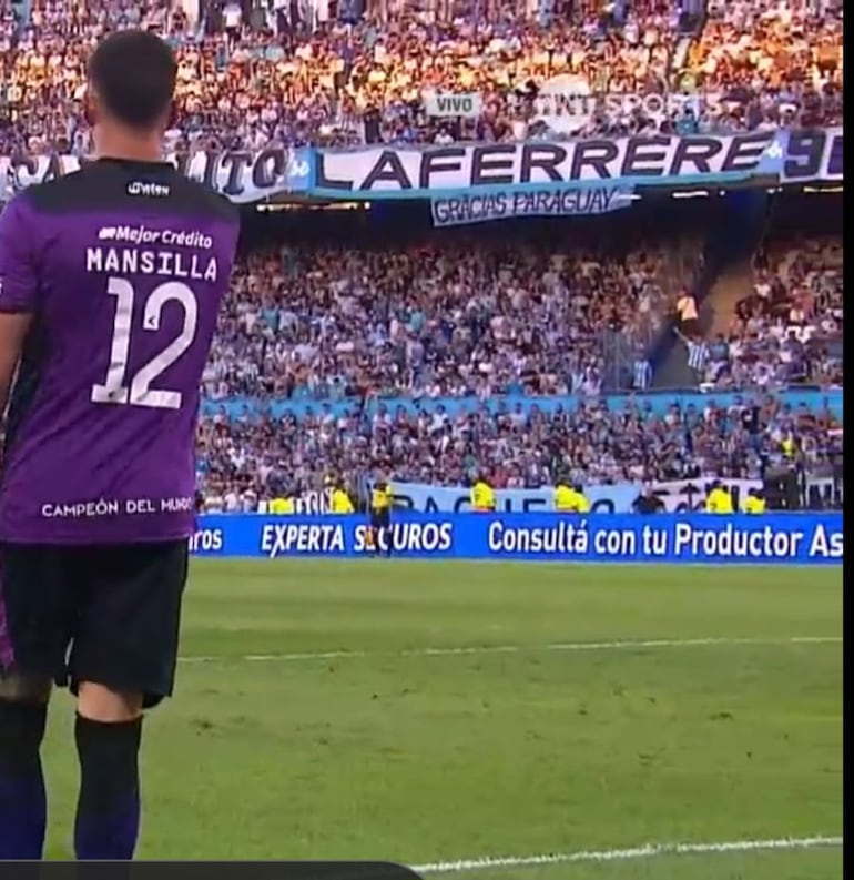 La bandera que colgó la hinchada de Racing, en el Cilindro de Avellaneda, en agradecimiento al Paraguay.