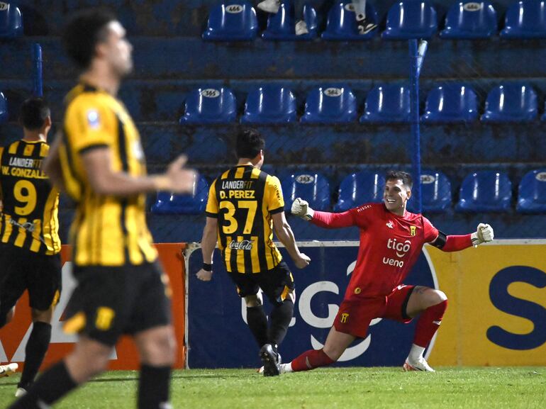 El argentino Gaspar Servio, futbolista de Guaraní, celebra la victoria por penales sobre Sportivo Ameliano y la clasificación a los cuartos de final de la Copa Paraguay 2024 en el estadio Luis Alfonso Giagni, en Villa Elisa, Paraguay.