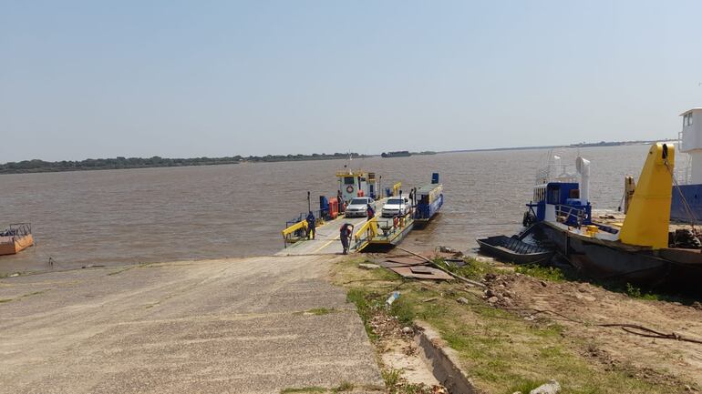 Llegada de la balsa Rafaela al Puerto de Pilar, proveniente de Puerto Cano (Formosa) a un costado se observa a la balsa Villa Florida esperando ser reparada.