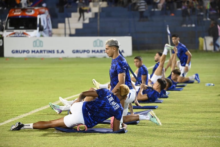 La entrada en calor de los futbolistas del 2 de Mayo en la previa al partido contra Cerro Porteño por el torneo Apertura 2024 del fútbol paraguayo en el estadio Río Parapití, en Pedro Juan Caballero, Paraguay.