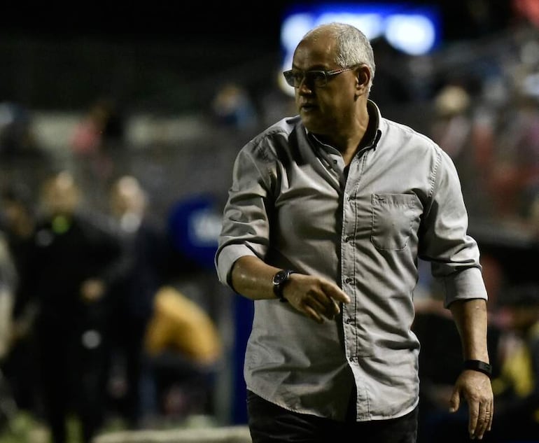 Francisco Arce, entrenador de Olimpia, observa como se desarrolla el encuentro frente a Nacional.