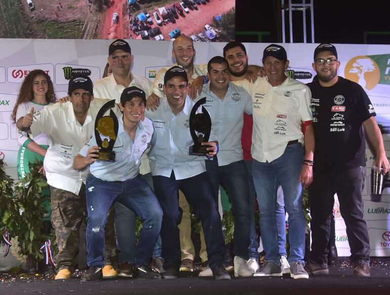 Ricardo Escauriza y Juan José Bilbao fueron los vencedores de la RC2B y subieron al podio con todo el equipo para la gran celebración.