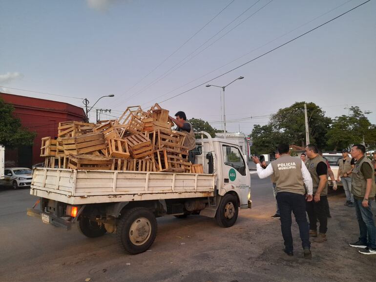 Policía Municipal de Asunción llena un camión con cajas de madera que eran utilizadas por los cuidacoches para privatizar las calles.