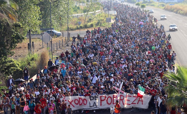 Migrantes salen en caravana este domingo hacia Estado Unidos, desde la ciudad de Tapachula en el estado de Chiapas (México). En vísperas de la visita de una delegación de Estados Unidos para abordar la crisis migratoria, una caravana de más de 10.000 migrantes partió este domingo de la frontera sur de México en pleno día de Nochebuena para presionar a ambos gobiernos.