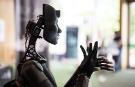 Un robot que utiliza inteligencia artificial exhibido en la Cumbre Global de la Unión Internacional de Comunicaciones sobre Inteligencia Artificial.