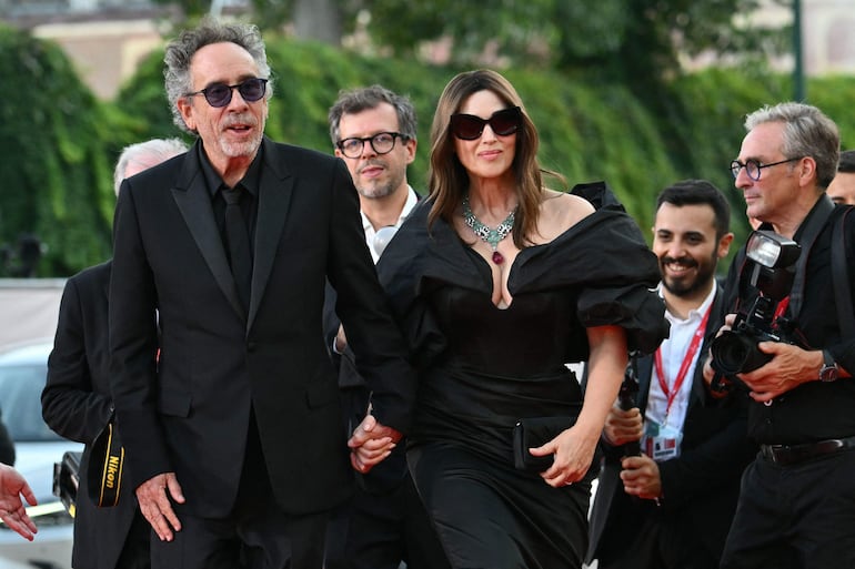 Tim Burton y Monica Bellucci en la alfombra roja de "Beetlejuice, Beetlejuice" que abrió hoy el Festival de Cine de Venecia.