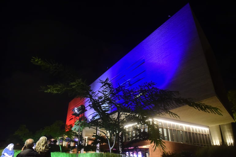 Iluminado en colores, el nuevo edificio de la embajada de Estados Unidos durante la fiesta de inauguración. 