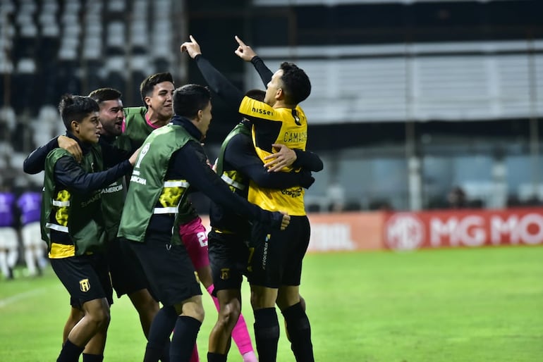 Festejo de los jugadores de Guaraní tras el segundo gol anotado por Néstor Camacho