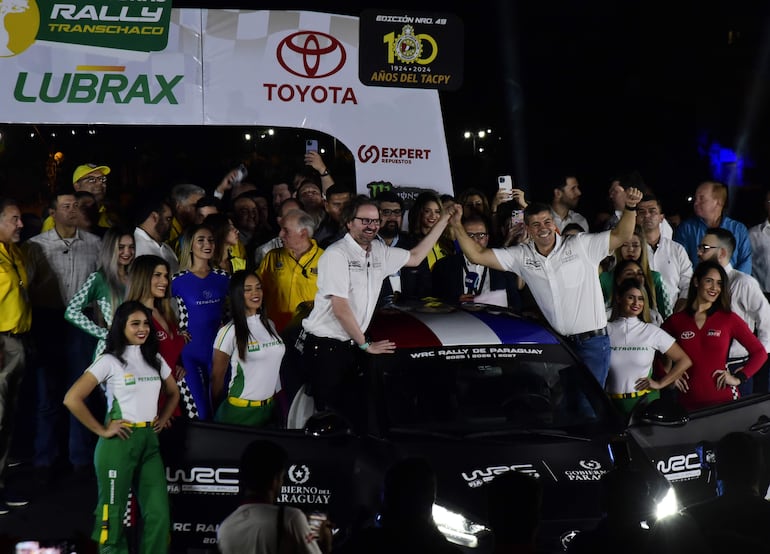 El Presidente Santiago Peña y el Promotor del WRC, Simon Larkin, en la rampa del TRC, donde anunciaron el WRC en Paraguay.