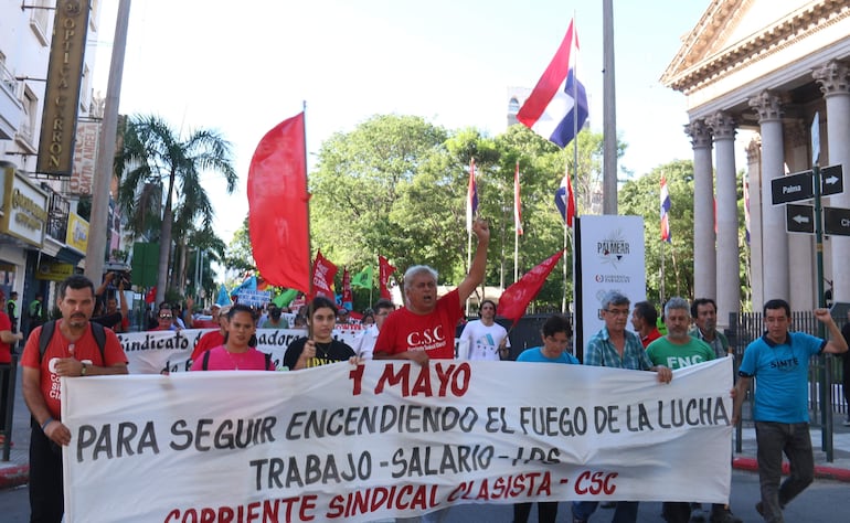 Trabajadores paraguayos marcharon en el día internacional del trabajador.