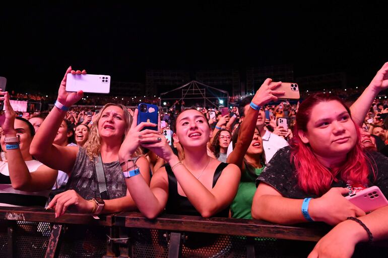 Un público emocionando acompañó a Páez coreando prácticamente todas las canciones del show.