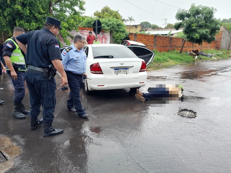 Intersección de las calles Policarpio Cañete, casi Fulgencio Yegros (Fernando de la Mora) donde asaltantes chocaron contra otro auto en la huida y abandonaron el vehículo y a su cómplice muerto que fue herido de bala por la víctima del asalto.