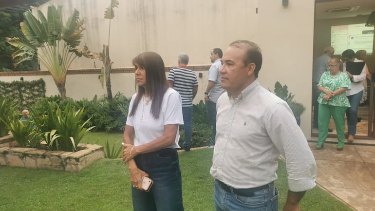 Celeste Amarilla senadora del PLRA y Hugo Fleitas Presidente del PLRA tras culminar sesión del directorio en el que se decidió convocar a convención.