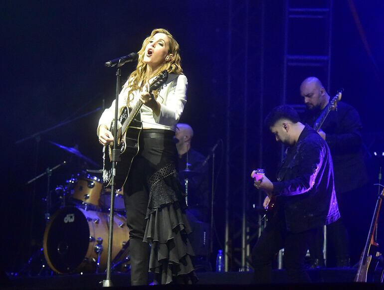 Soledad estuvo acompañada en el escenario con una banda de siete músicos y dos coristas.