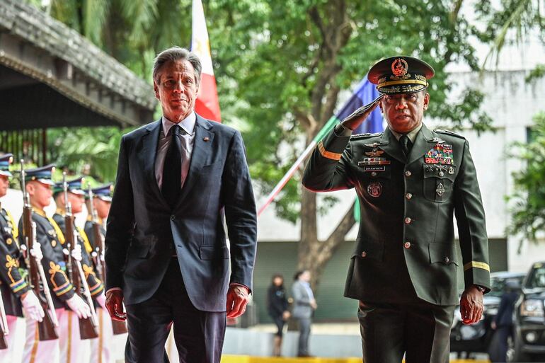 El General filipino Romeo Brawner (d) recibe al secretario de Estado de EE.UU., Antony Blinken.