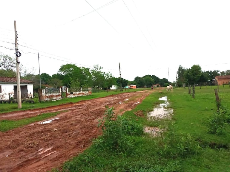 El camino del barrio Virgen del Carmen de la ciudad de Carapeguá requiere urgente mantenimiento.