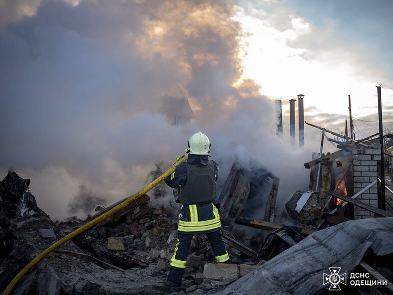 Odesa (Ukraine), 17/11/2024.- Situación luego del ataque ruso a Ucrania este domingo. EFE/EPA/STATE EMERGENCY SERVICE OF UKRAINE HANDOUT -- BEST QUALITY AVAILABLE -- MANDATORY CREDIT: STATE EMERGENCY SERVICE OF UKRAINE -- HANDOUT EDITORIAL USE ONLY/NO SALES
