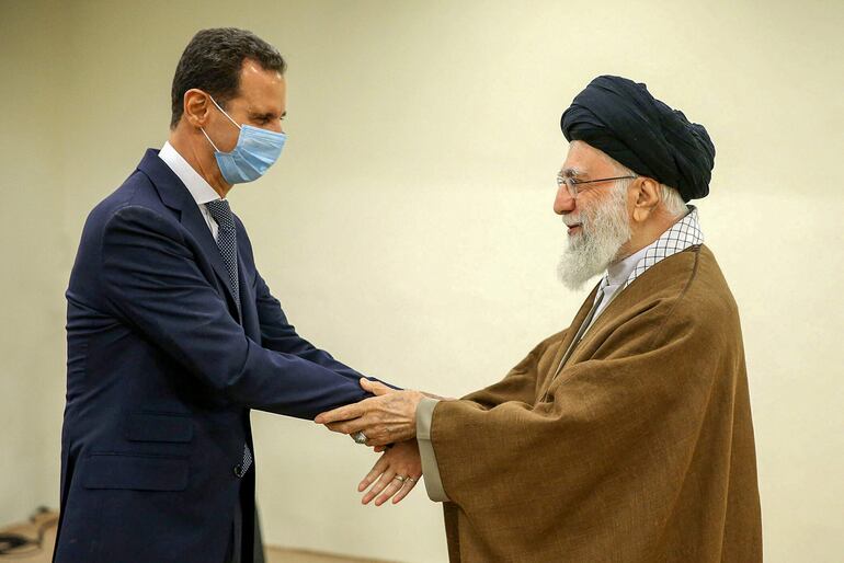 El ayatollah irani Ali Khamenei saluda al expresidente y dictador sirio  Bashar al-Assad (d) en Teherán.