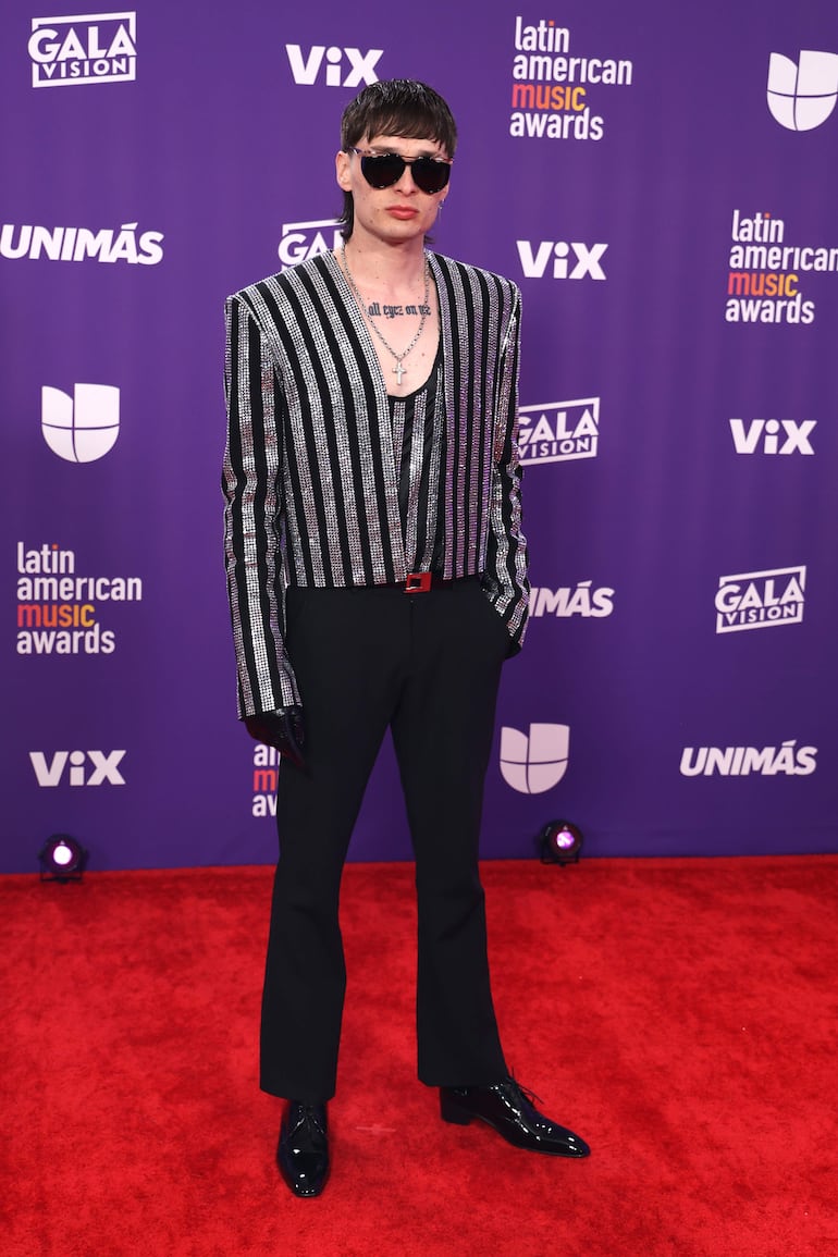 El cantante mexicano Peso Pluma posa elegante en la alfombra roja de la novena edición de los premios Latin American Music Awards realizada anoche en el MGM Grand Garden Arena en Las Vegas, Nevada (Estados Unidos). (EFE/Ronda Churchill)
