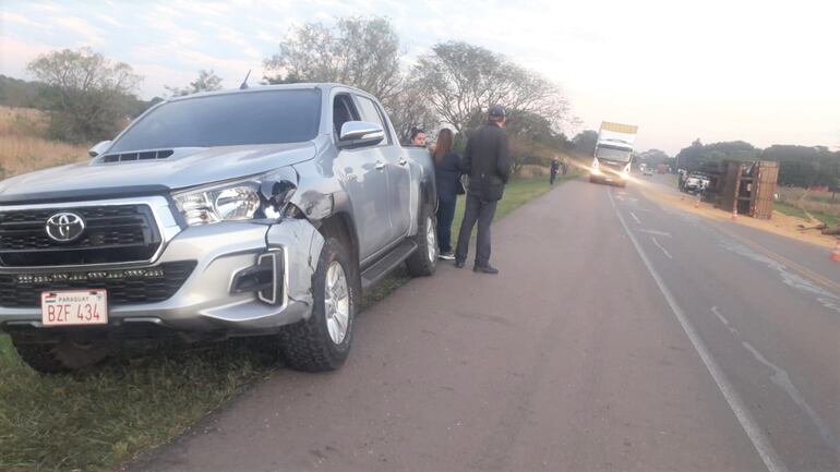 Vuelco de camión de gran porte ocasiona choque entre dos vehículos en Escobar.