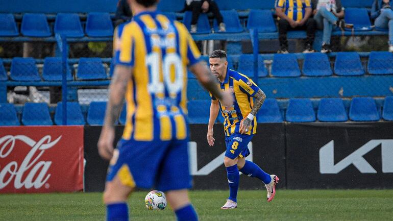 Jorge Mendoza, jugador de Sportivo Luqueño, en el partido frente a Sportivo Ameliano por la novena fecha del torneo Clausura 2024 del fútbol paraguayo en el estadio Luis Alfonso Giagni, en Villa Elisa.