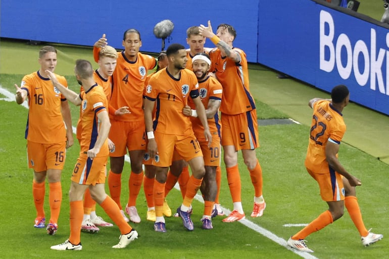 Los jugadores e Países Bajos festejan un gol en el partido frente a Turquía por los cuartos de final de la Eurocopa 2024, en Berlín, Alemania. 
