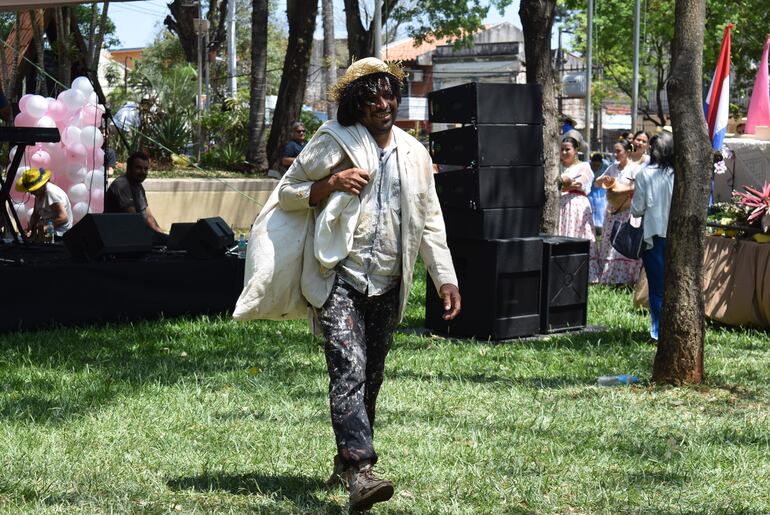 Karai Octubre apareció en los festejos patronales de Luque.