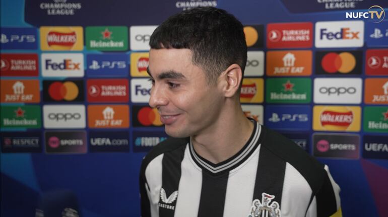 Miguel Almirón, en zona mixta tras el partido entre el Newcastle y el PSG.