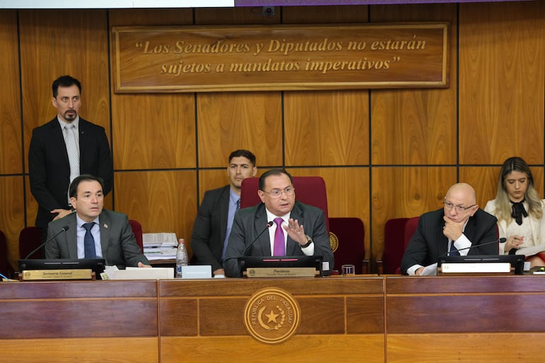 Senador Ramón Retamozo (ANR, aliado cartista), vicepresidente 1ro. de la Cámara de Senadores, ayer por un momento ejerció la presidencia durante la sesión extraordinaria.