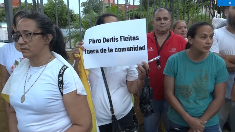 Cartel dedicado al padre Derlis Fleitas de la escuela parroquial San Pedro y San Pablo, durante las protestas en su contra.