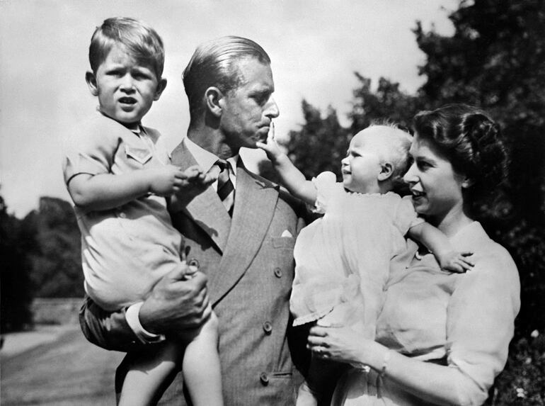 Uno de los retratos familiares más recordados de Isabel II y el duque de Edimburgo con parte de la familia. Felipe dejó atrás todo para dedicar su vida al servicio de la corona.