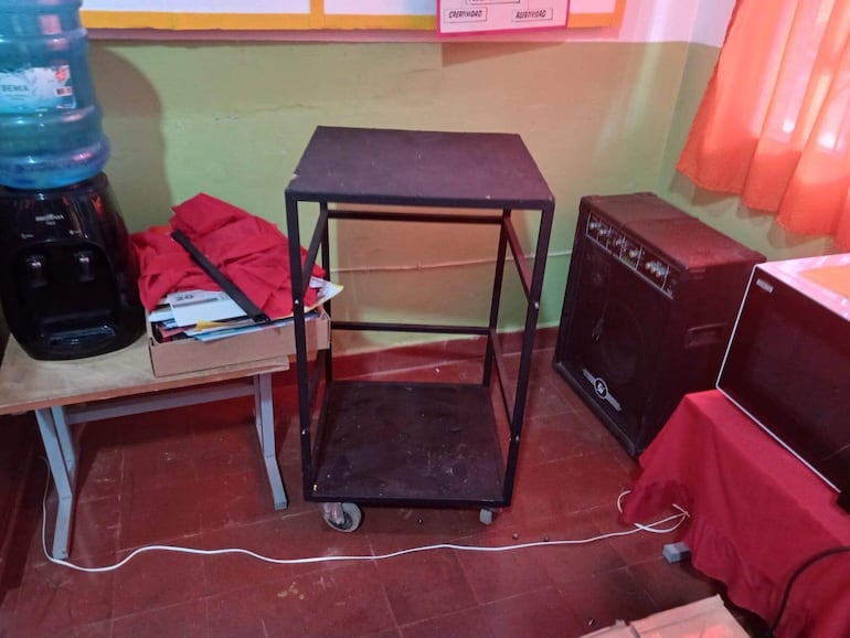 De la escuela Emancipación Nacional se alzaron con equipos de circuito de seguridad, notebook, equipos de sonido y otros.