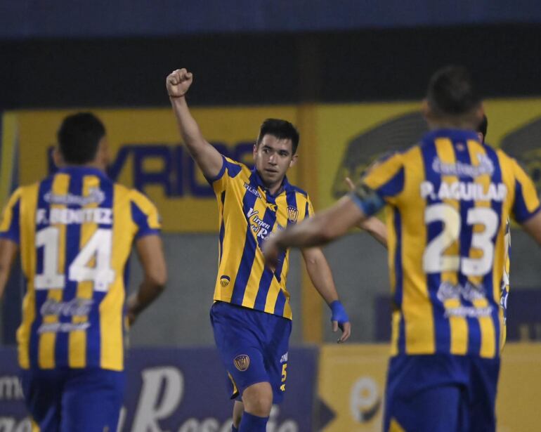 Alexis Villalba (c), anotó el gol de la victoria de Luqueño