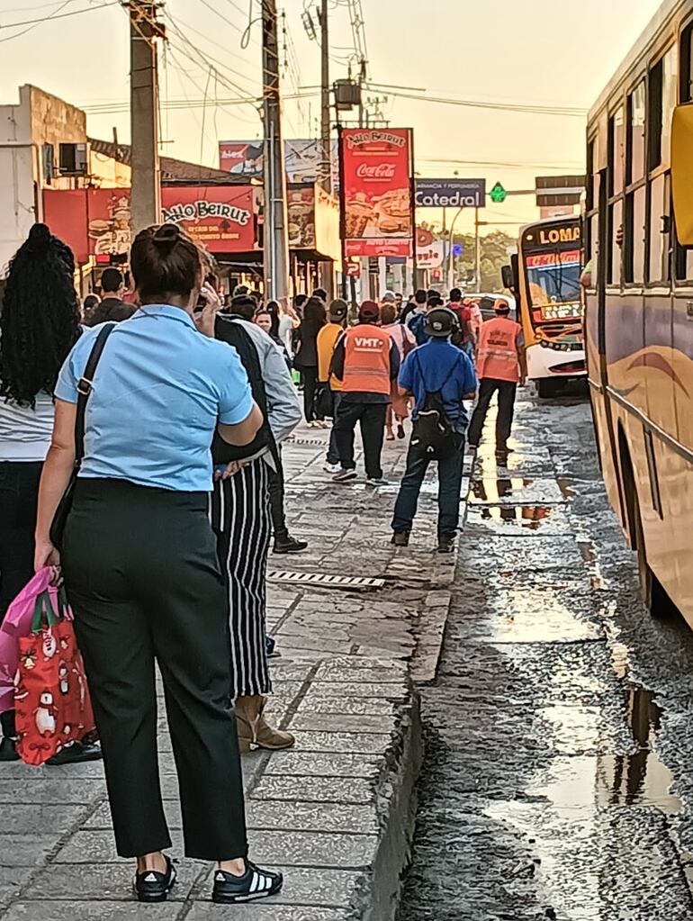 En una foto captada en la mañana de este 7 de mayo se observa a decenas de pasajeros esperando para abordar el transporte público en la zona de Loma Pytã, Asunción.