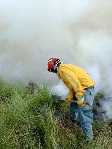 bombero con una pala en un incendio