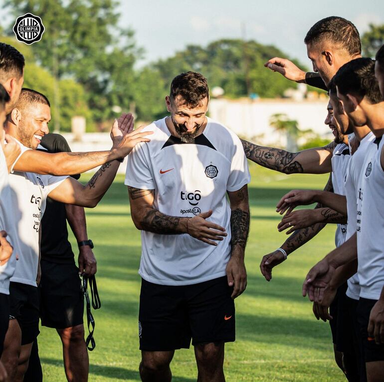 El experimentado atacante Lucas David Pratto (34 años) recibe la bienvenida en la Villa Olimpia.