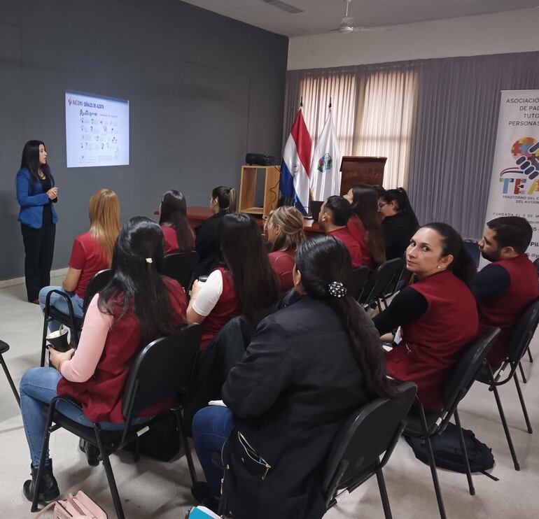 Realizan cursos de capacitación para funcionarios públicos para detectar a niños y adolescentes con Trastorno del Espectro Autista (TEA).