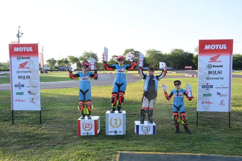 Podio final de la GP Junior: 1º) Oliver Cuevas (c), 2º) Kevin Cáceres (i) y 3º) Valentino Riveros.